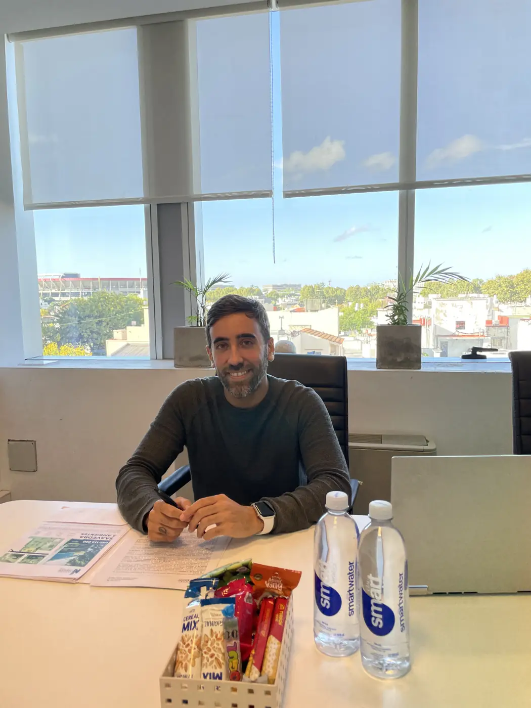 Sebastián Nepote, corredor inmobiliario, en la oficina